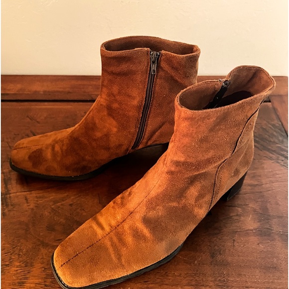 Santana Canada Women’s Misty Zip Bootie. Size 9 color Tan.Waterproof. 2 in Heel - Picture 2 of 5